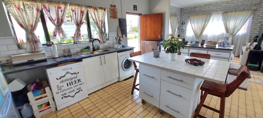 5 Bedroom Property for Sale in Sunrise On Sea Eastern Cape